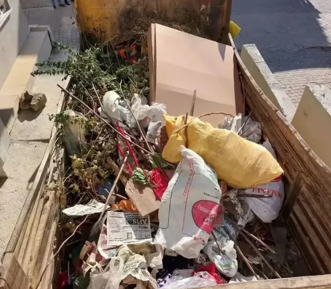 KÖTÜ KOKULAR GELEN EVDEN 2 KAMYON ÇÖP ÇIKTI!