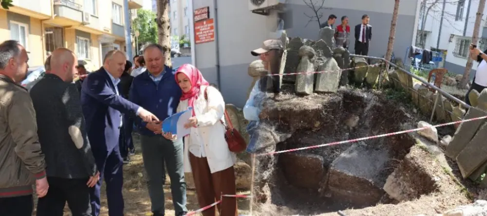 Cami avlusunda kazılar inceleniyor