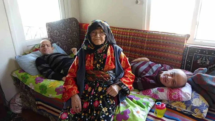 93 yaşındaki anne 60 yıldır evlatlarına bebek gibi bakıyor.