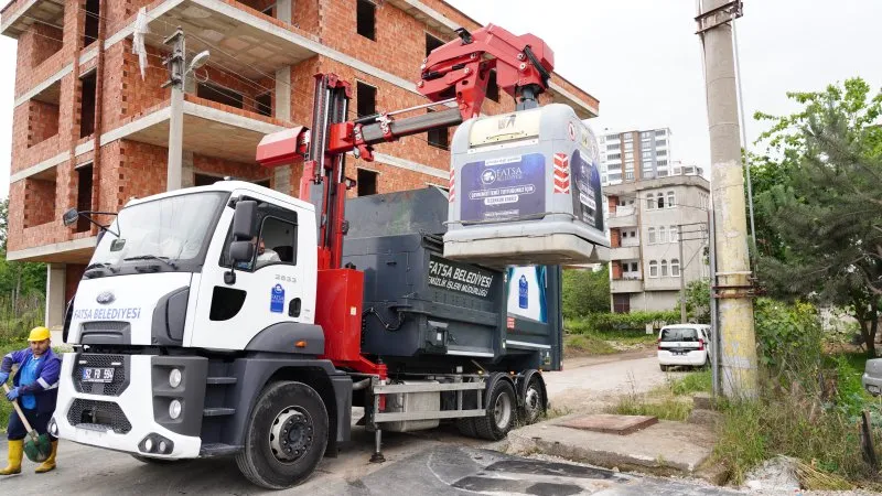 Konteynerlerin temizliği basınçlı dezenfektan aracı ile yapılıyor.