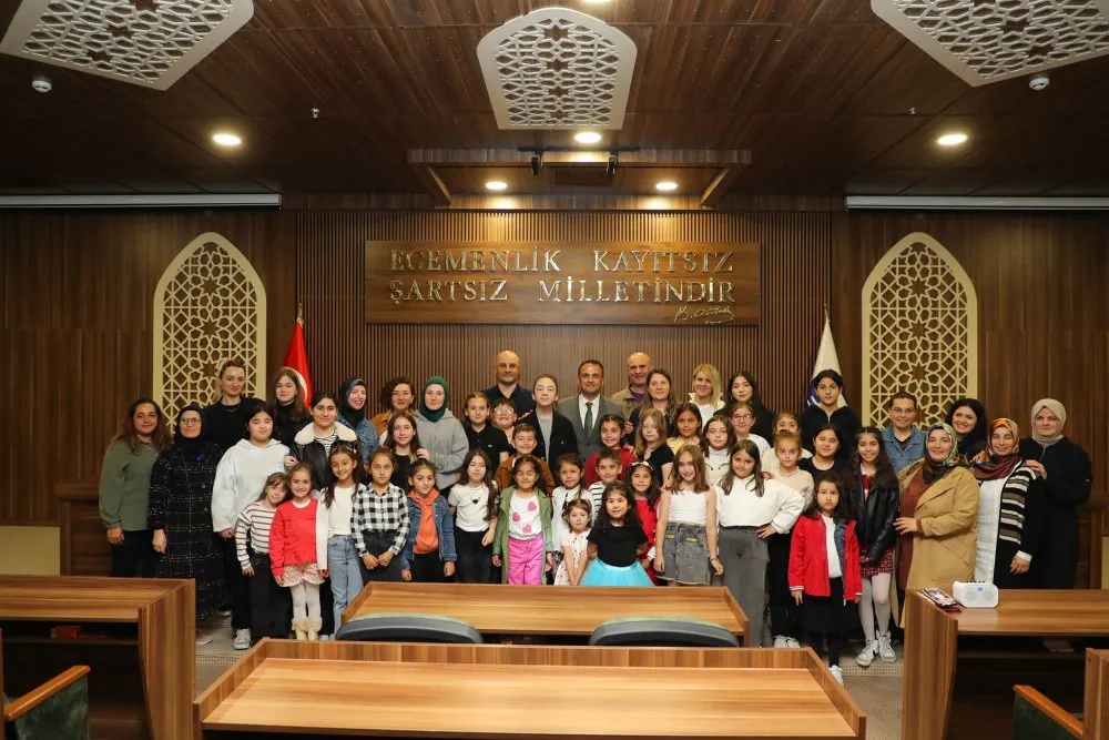 Başkan Kibar, Fatsa Çocuk ve Gençlik Korosunu meclis salonunda ağırladı. 