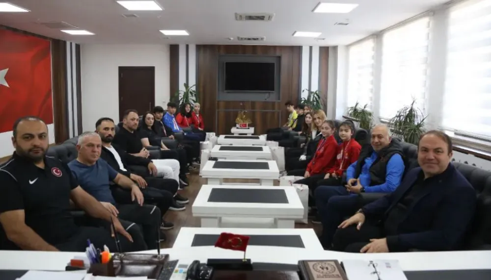 Taekwondo şampiyonlar başarılarını müdürleriyle paylaştı
