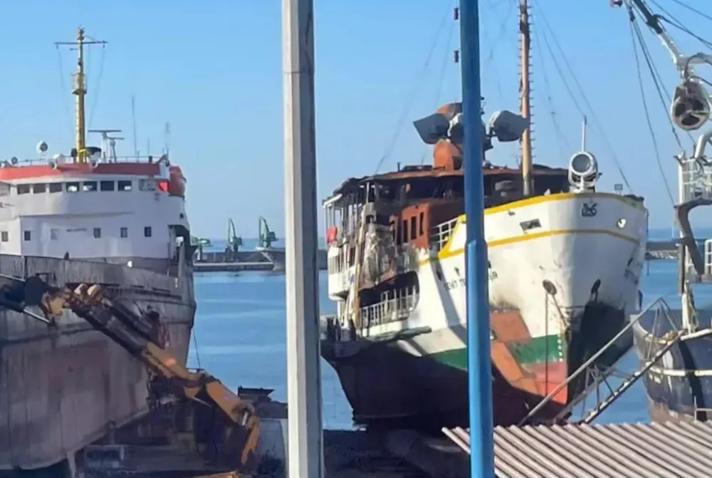Bakım sırasında yanan gezinti gemisi atıl durumda bekliyor