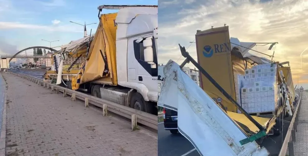 TIR üstgeçide çarptı