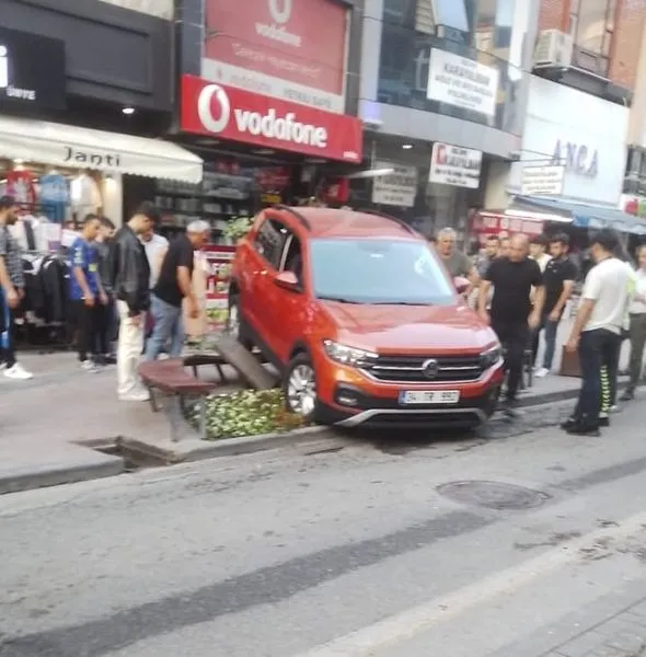 Kadın sürücü aracıyla kaldırımda bulunan banka çıktı.