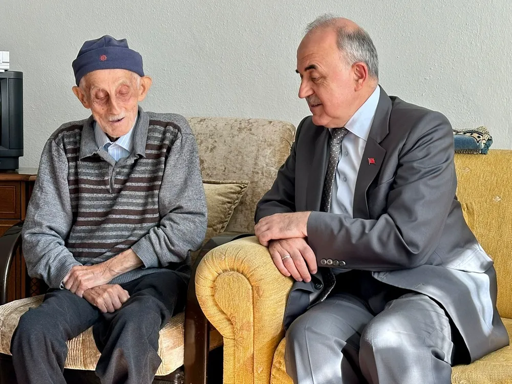 Vali Erol’dan Yaşlılara Anlamlı Ziyaret