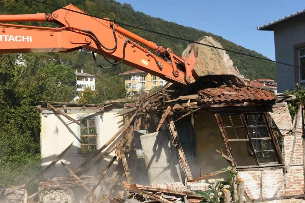 Altınordu’da Metruk Binalar Bir Bir Yıkılıyor