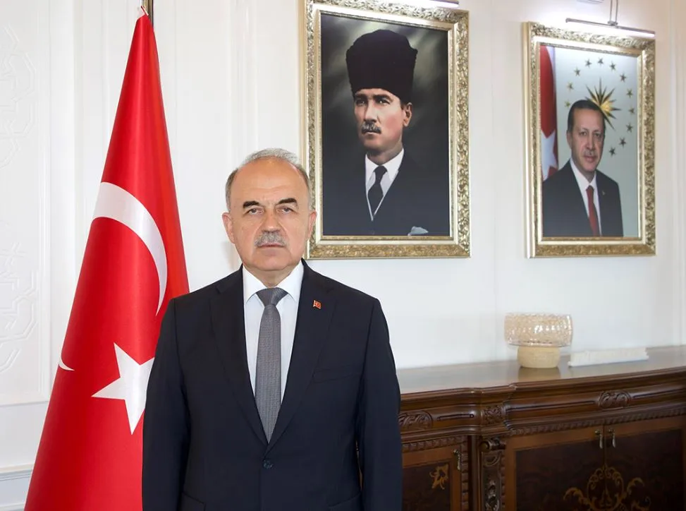 VALİ EROL, “HAYVANLARA MERHAMETLE YAKLAŞMAK İNSANİ BİR GÖREVDİR”
