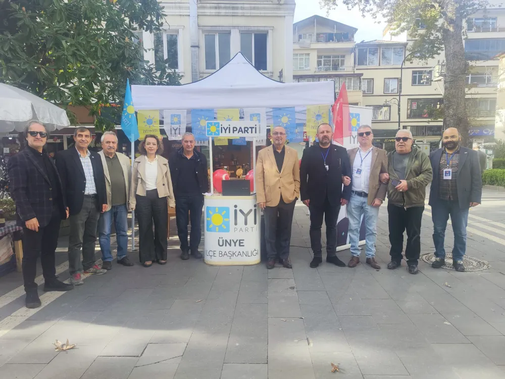 İYİ PARTİ ÜNYE’DE STANT KURDU, VATANDAŞLARIN TALEPLERİNİ DİNLEDİ