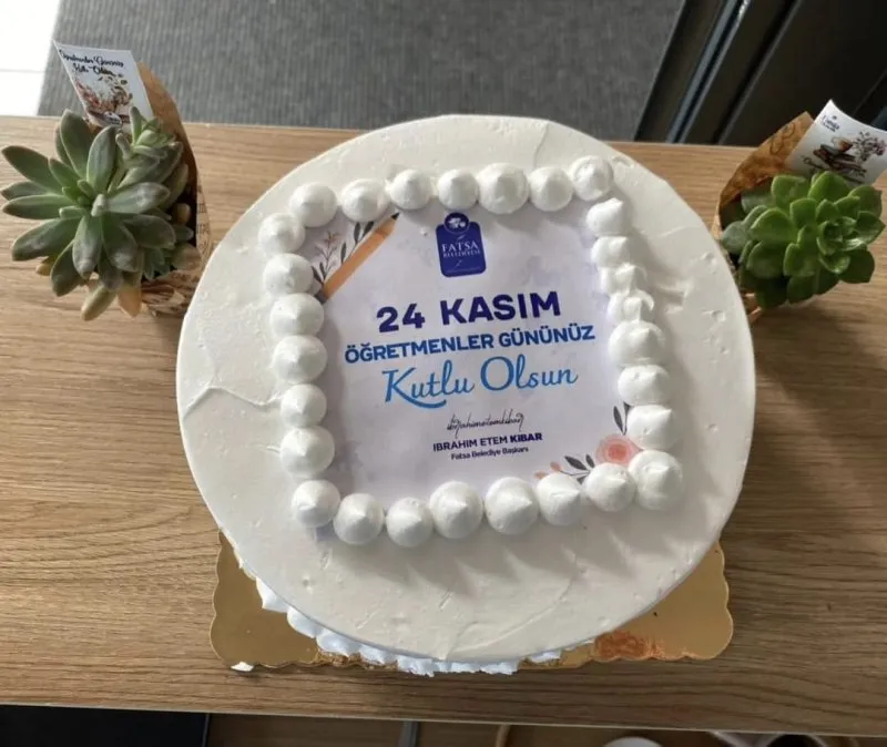 Başkan Kibar öğretmenlere yaş pasta sürprizi yaptı.