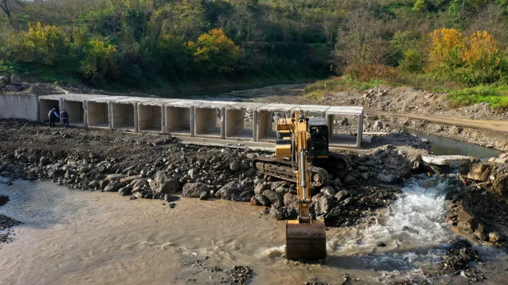 Akçaova Irmağı üzerinde dev baks çalışması 