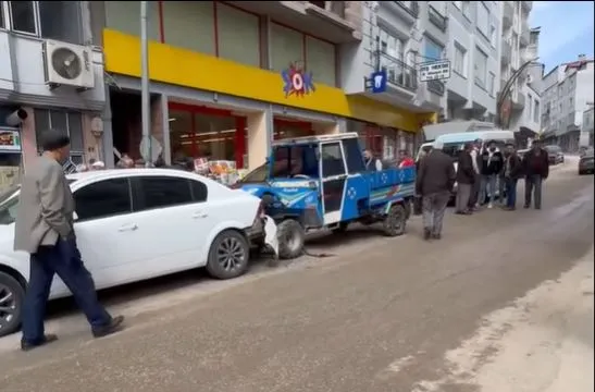 Freni Boşalan Patpat İki Araca Çarptı!
