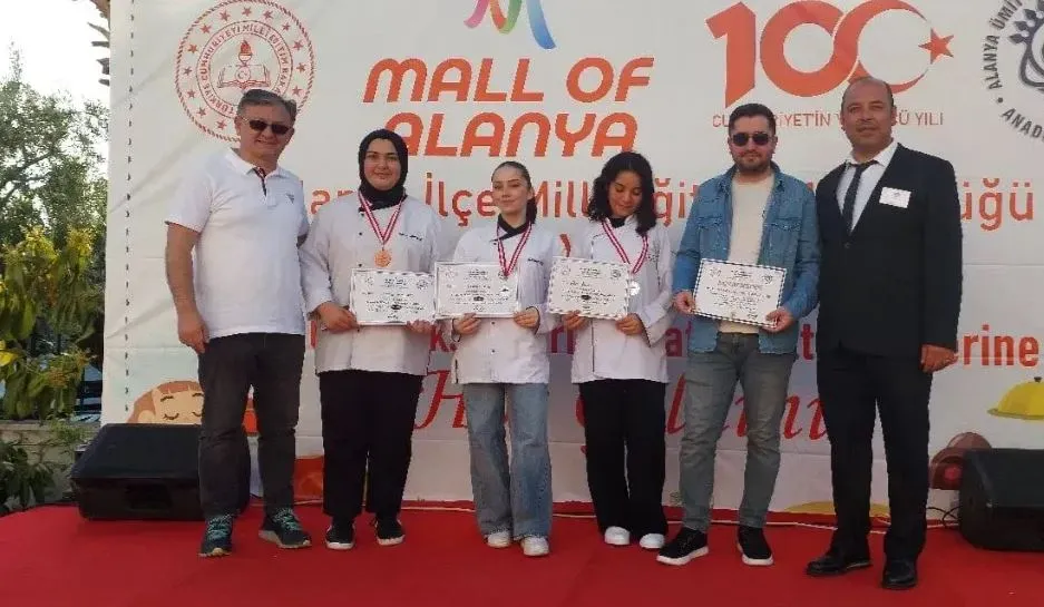 Ünye’nin Gururu Oldular! Öğrenciler Antalya’dan Madalyalarla Döndü
