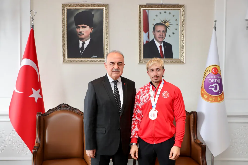 Vali Erol, Şampiyon Halterciyi Ödüllendirdi