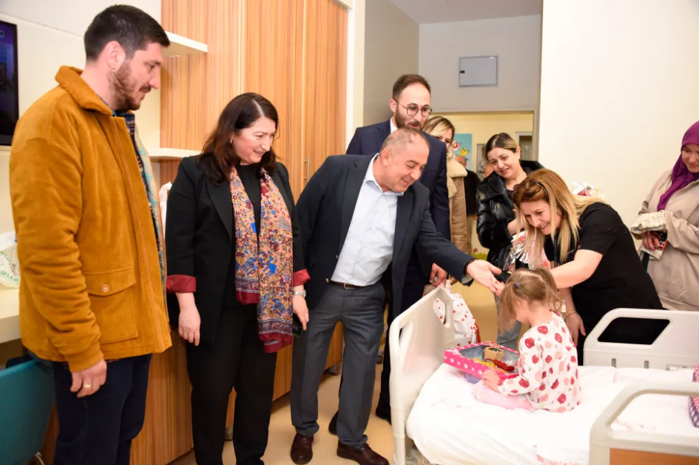 AK PARTİ HEYETİ HASTANEDEKİ ÇOCUKLARI UNUTMADI!