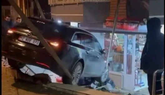 ÜNYE’DE KAZAYA KARIŞAN OTOMOBİL MARKETE DALDI!