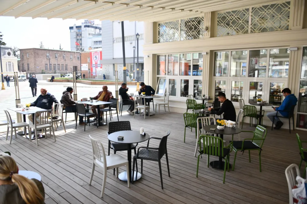 Anakent Otoparkı’nın üst bölümünde yer alan meydan ve kafe hizmete girdi.