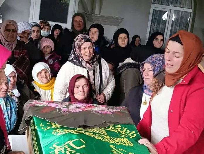 GENÇ ANNE SON YOLCULUĞUNA UĞURLANDI! 