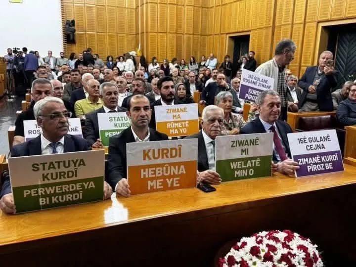 BAŞKAN FATİH TİTİZ’DEN DEM PARTİ’YE PANKART TEPKİSİ: “AÇILAN PANKARTLAR TÜRKİYE CUMHURİYETİ’NE MEYDAN OKUMADIR”