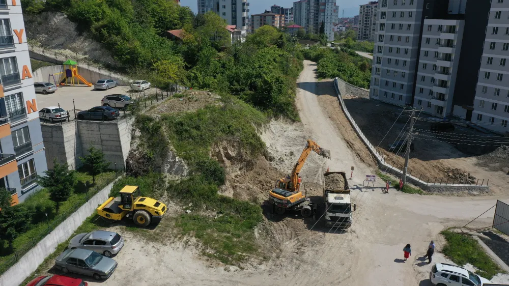FATSA’DA YOLLAR GENİŞLETİLİYOR