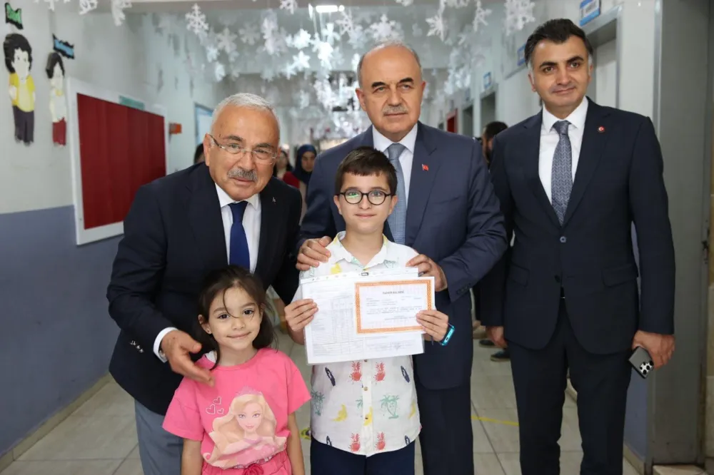VALİ EROL VE BAŞKAN GÜLER ÖĞRENCİLERE KARNE DAĞITTI