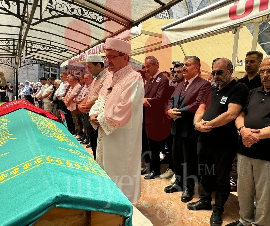 BAKAN KOCA AİLE İLE BİRLİKTE TAZİYELERİ KABUL ETTİ. 