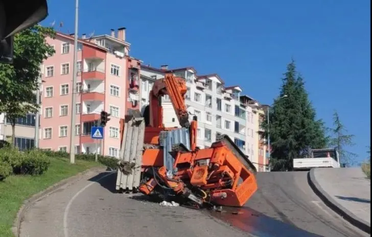 İş Makinesi Kamyondan Düştü