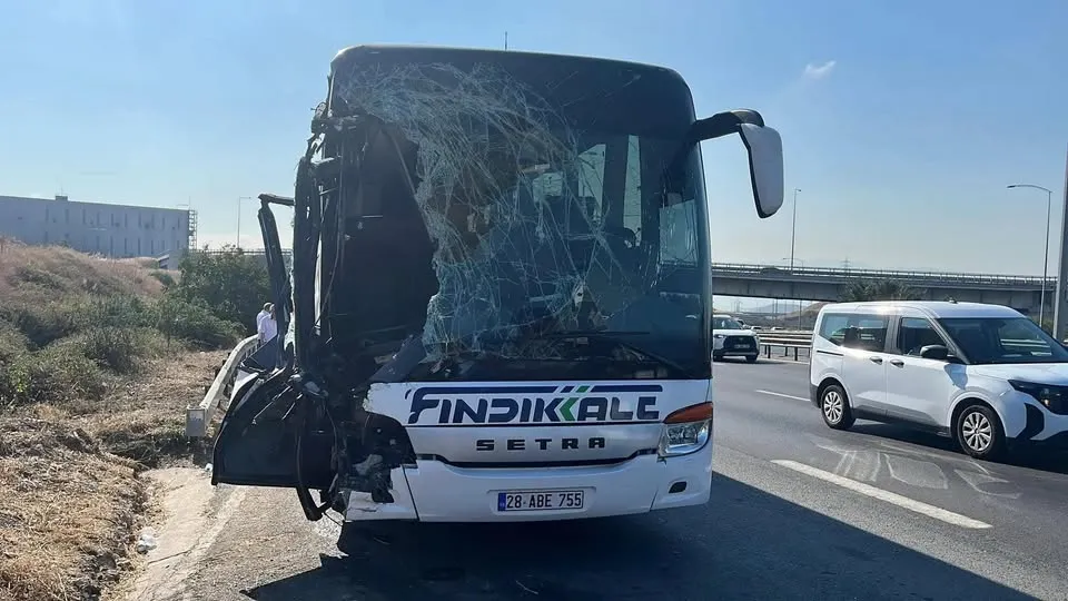 Otobüs kamyona çarptı, 7 yaralı!