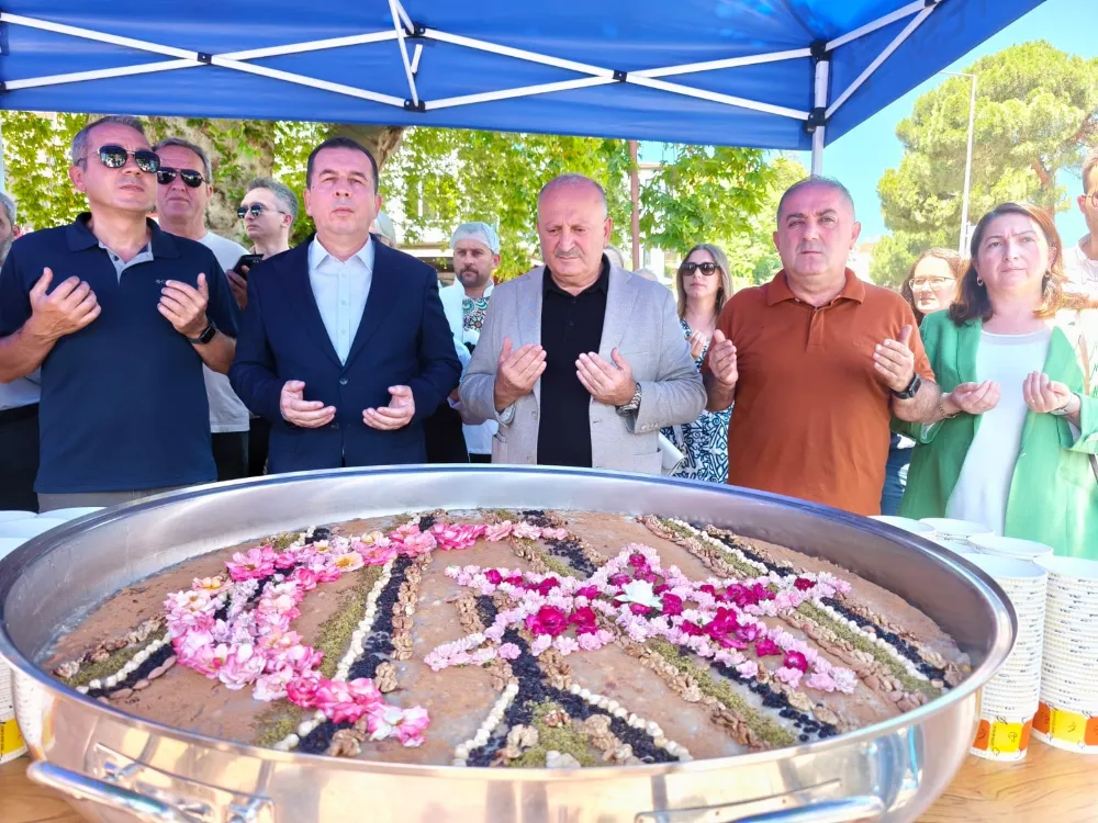 ÜNYE BELEDİYESİNDEN CUMHURİYET MEYDANI’NDA AŞURE İKRAMI