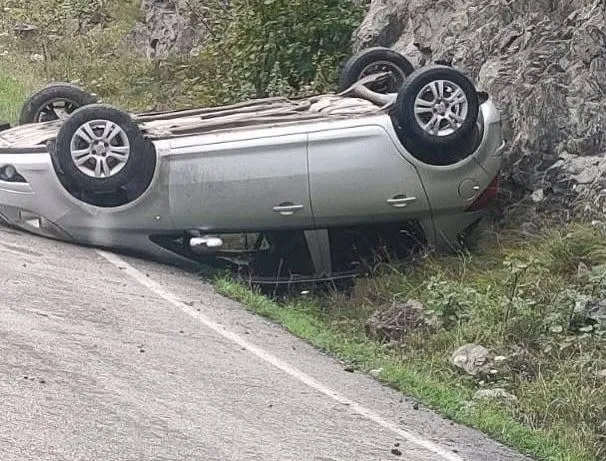 KONTROLDEN ÇIKAN OTOMOBİL TAKLA ATTI!
