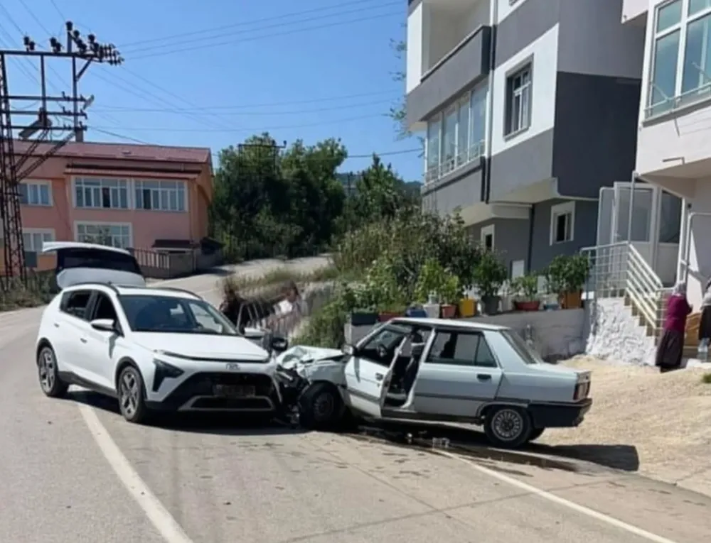 Perşembe Yaylası Yolunda Maddi Hasarlı Kaza