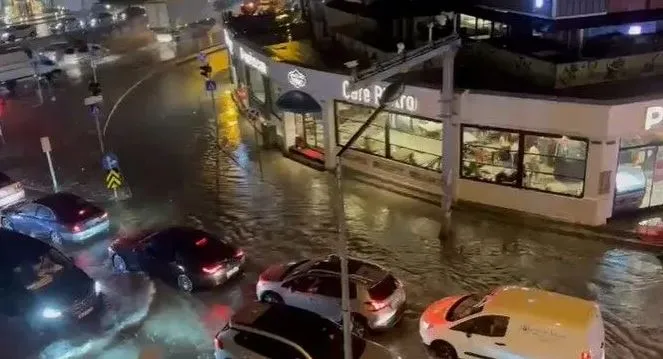 Samsun’da sağanak yağış hayatı felç etti
