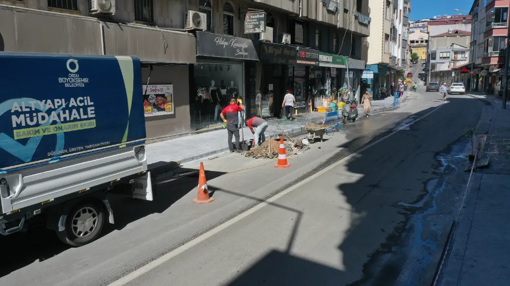 ÜNYE SARAY CADDESİNDE KALDIRIMLAR YENİLENİYOR