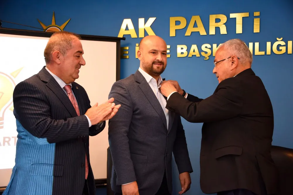 Başkan Güler,  Mustafa Demirel’e rozetini takdim etti.