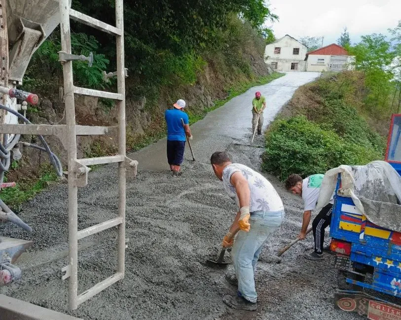 Korgan’da Beton Yol Çalışmaları Sürüyor